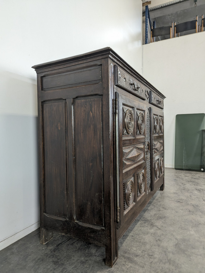 Buffet brutaliste dans l'esprit de Dudouyt