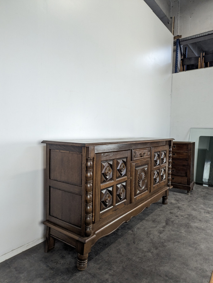 Buffet brutaliste dans l'esprit de Dudouyt