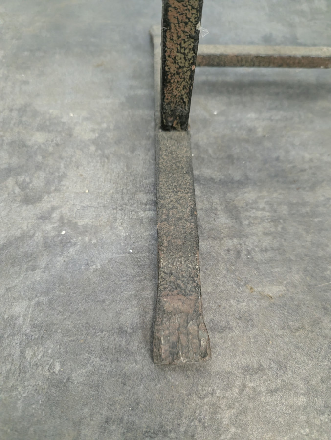 Porte revues brutaliste en fer forgé et chêne