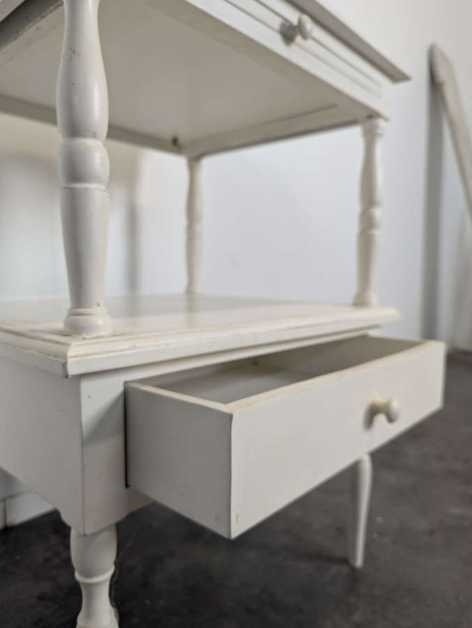 Table d'appoint blanche réchampie
