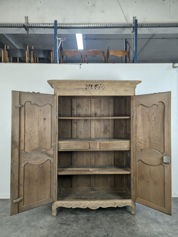 Armoire normande de mariage en chêne décapé