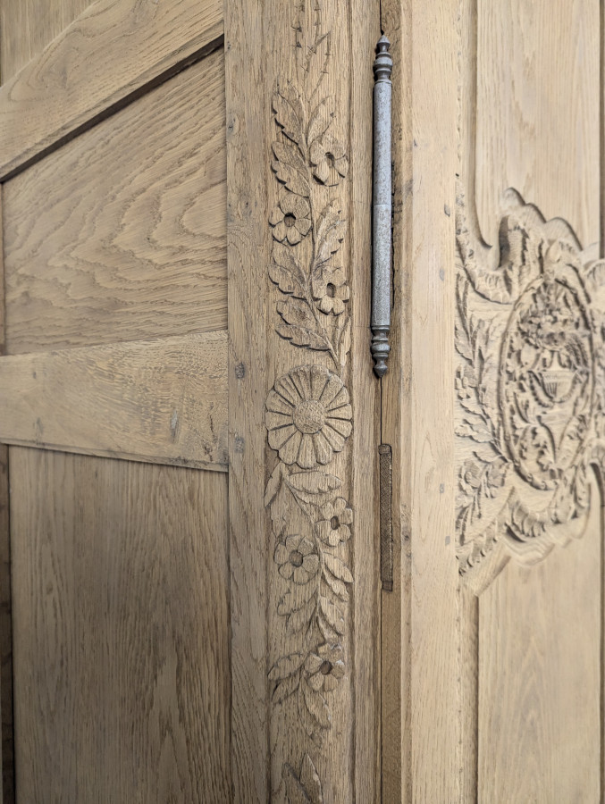 Grande Armoire normande décapée richement sculptée