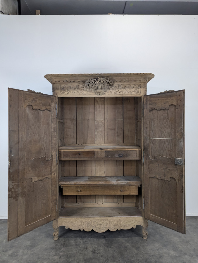 Grande Armoire normande décapée richement sculptée