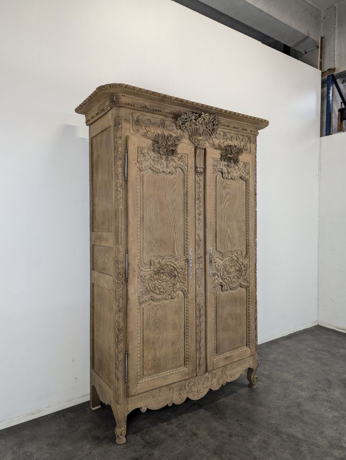 Grande Armoire normande décapée richement sculptée