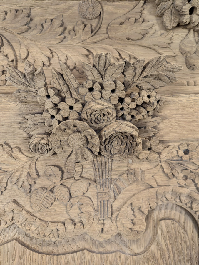 Grande Armoire normande décapée richement sculptée