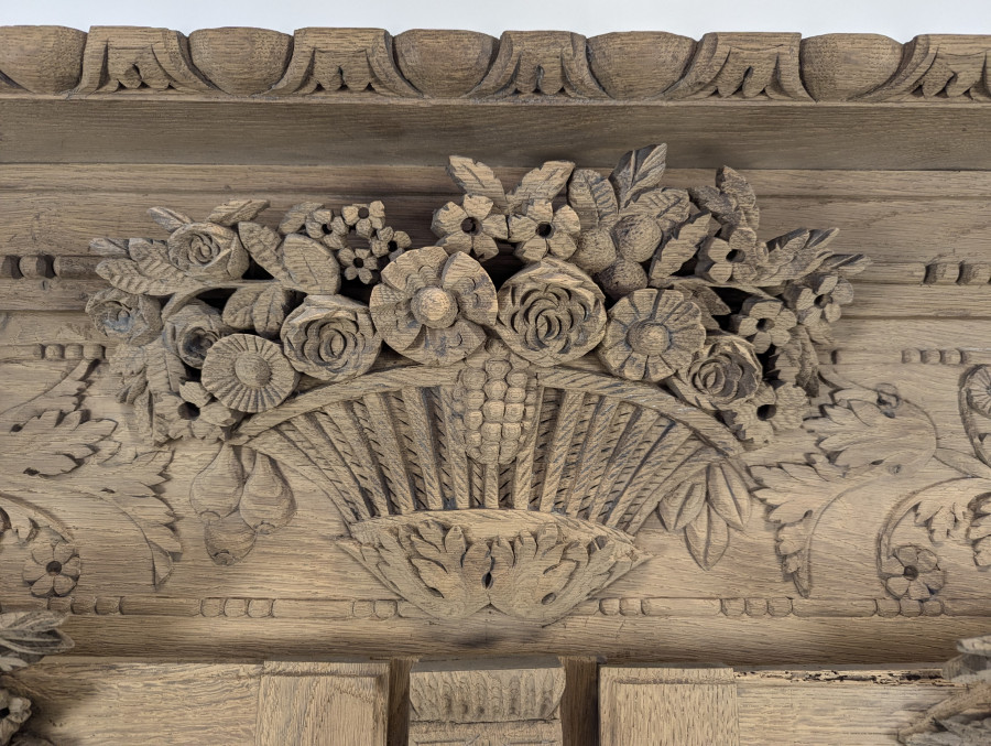 Grande Armoire normande décapée richement sculptée