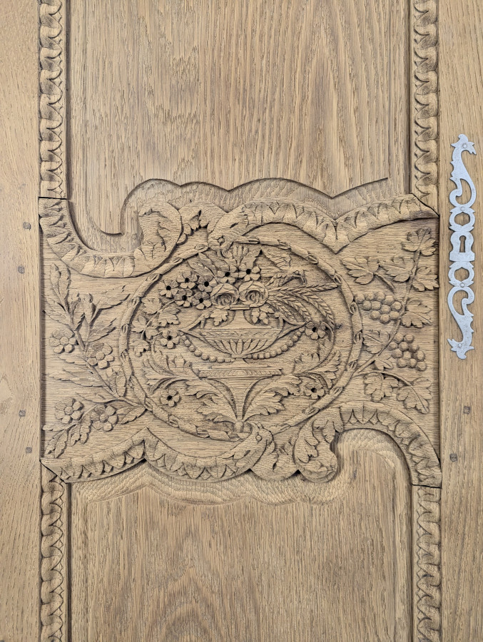 Grande Armoire normande décapée richement sculptée