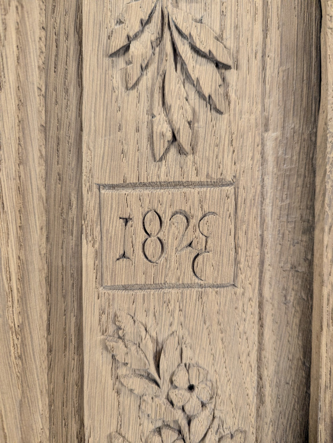 Grande Armoire normande décapée richement sculptée