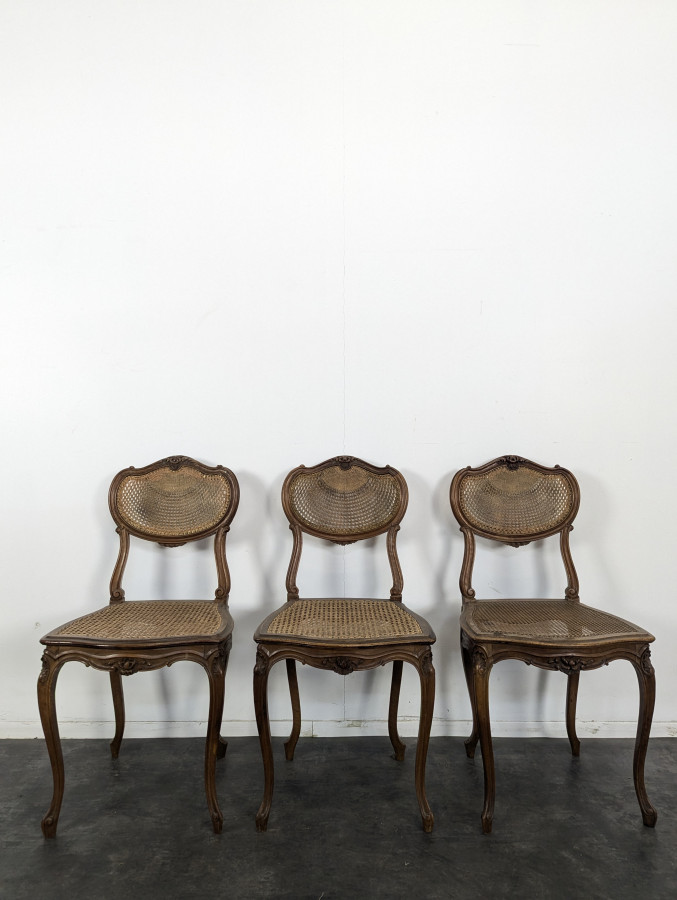 Série de 3 chaises cannées de style Louis XV