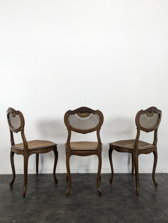 Série de 3 chaises cannées de style Louis XV