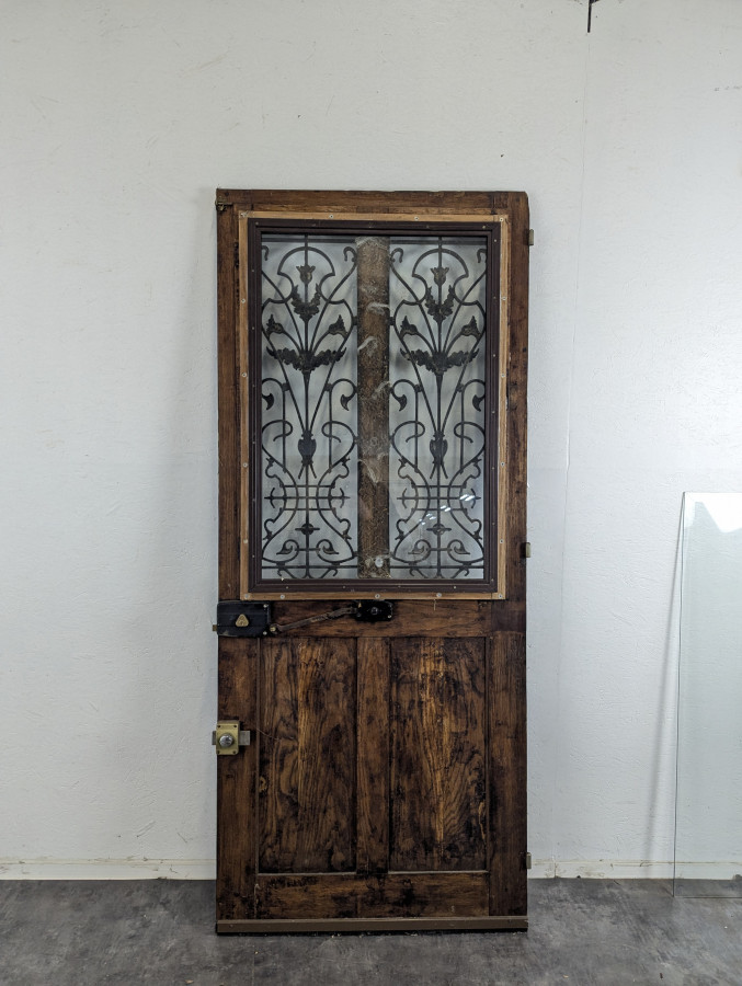 Porte d'entrée ancienne avec fontes