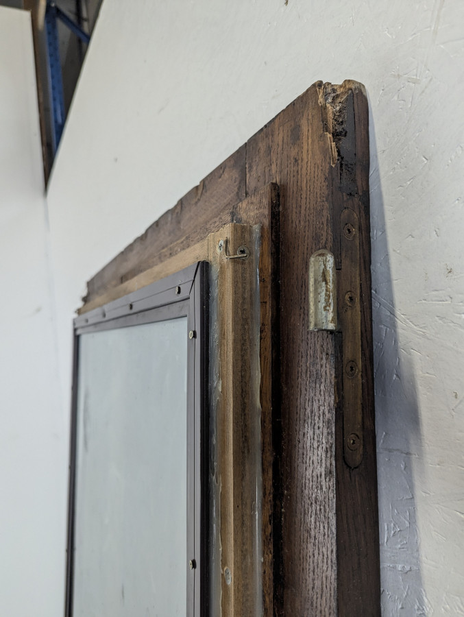 Porte d'entrée ancienne avec fontes