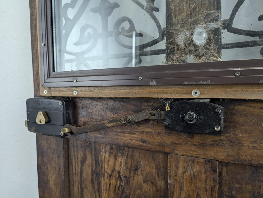 Porte d'entrée ancienne avec fontes