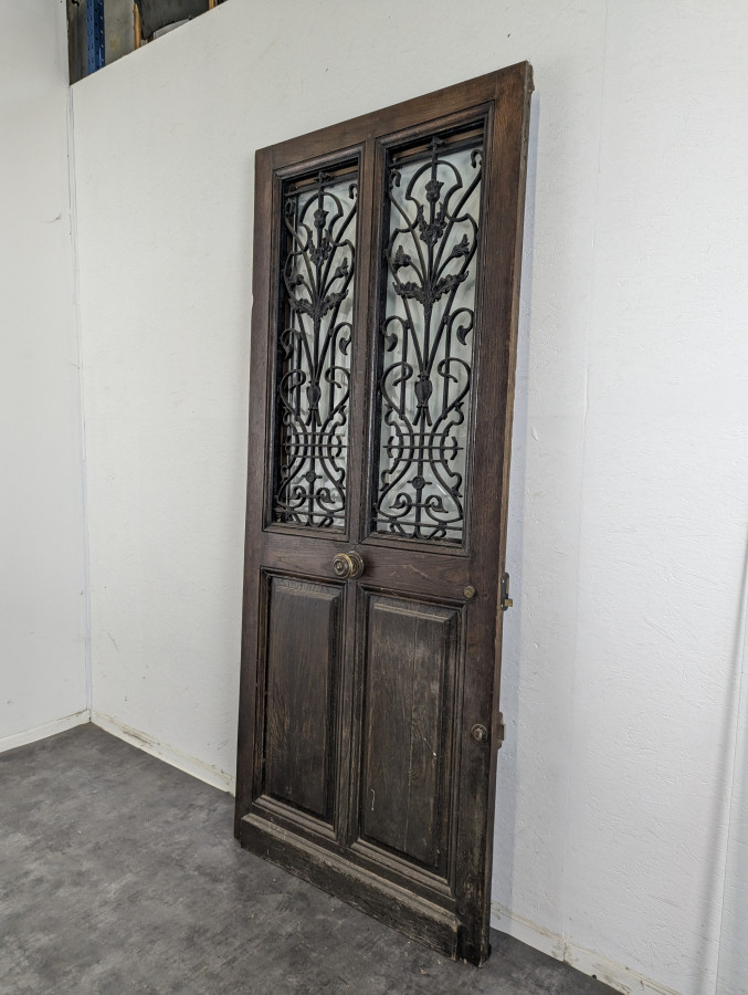 Porte d'entrée ancienne avec fontes