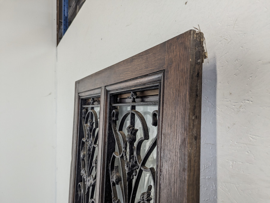 Porte d'entrée ancienne avec fontes