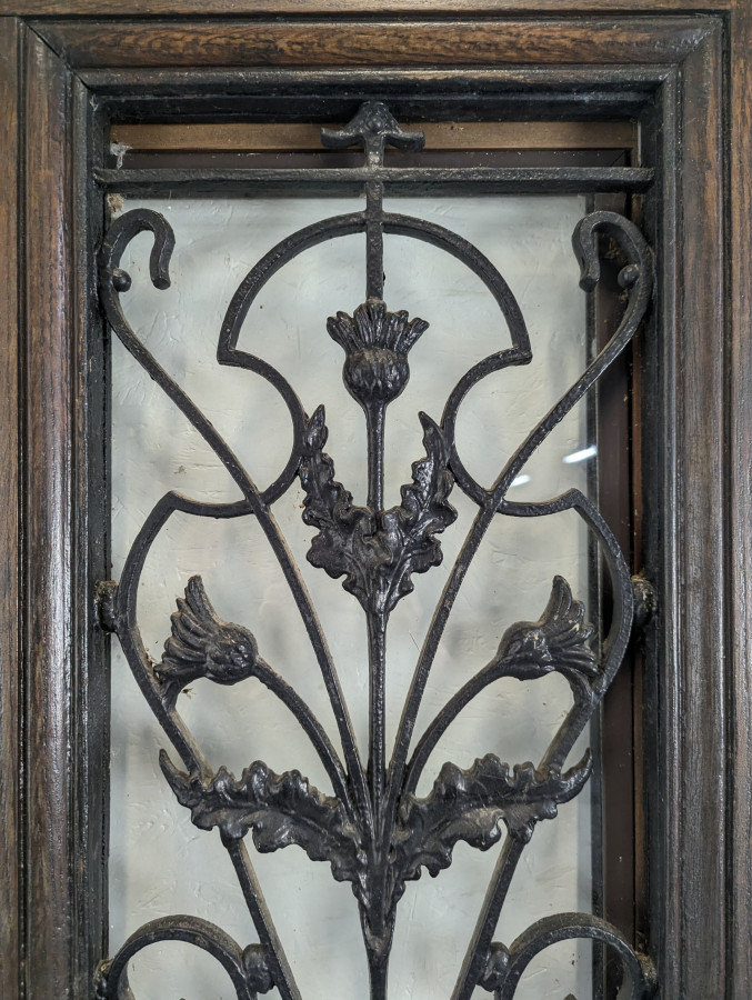 Porte d'entrée ancienne avec fontes