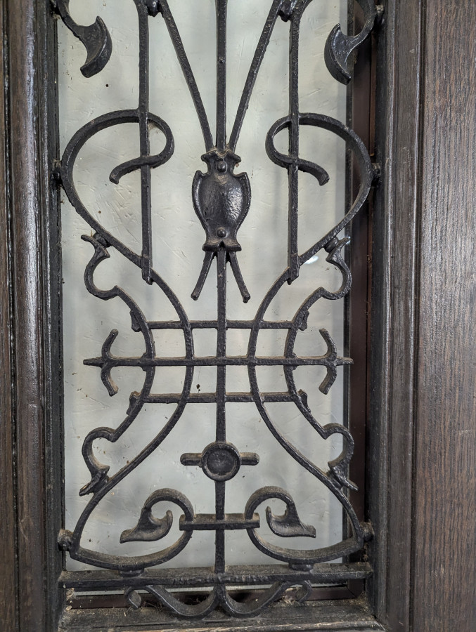 Porte d'entrée ancienne avec fontes