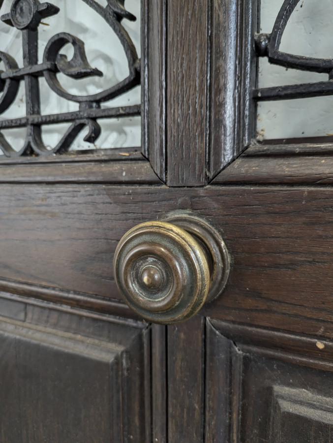 Porte d'entrée ancienne avec fontes