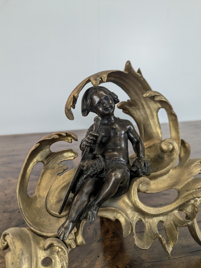 Paire de chenets en bronze de style Louis XV