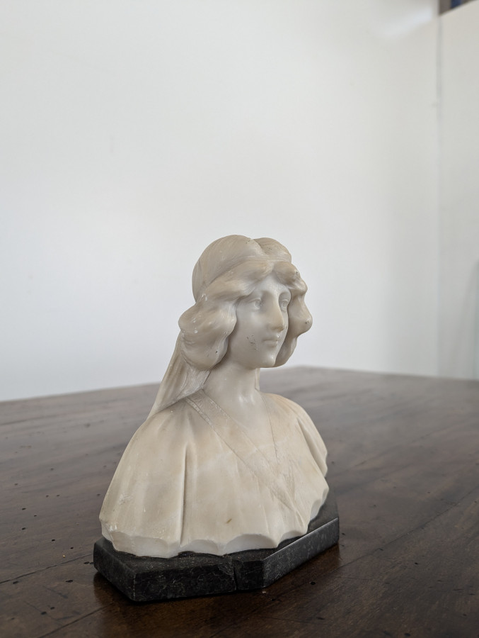 Petit Buste de jeune femme en albatre