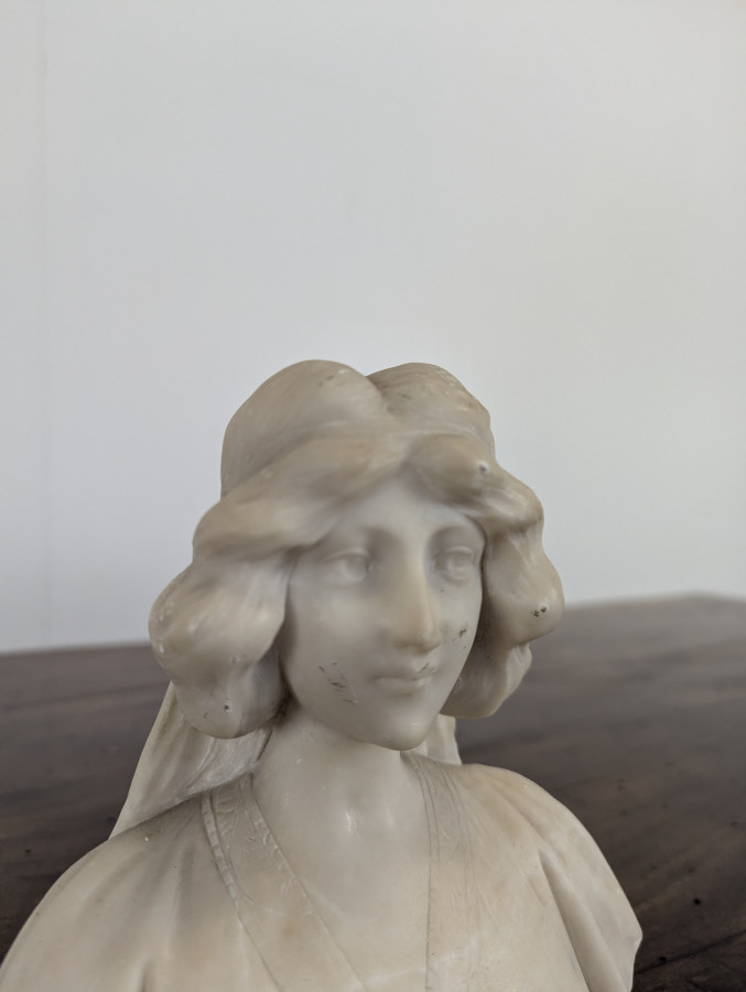Petit Buste de jeune femme en albatre