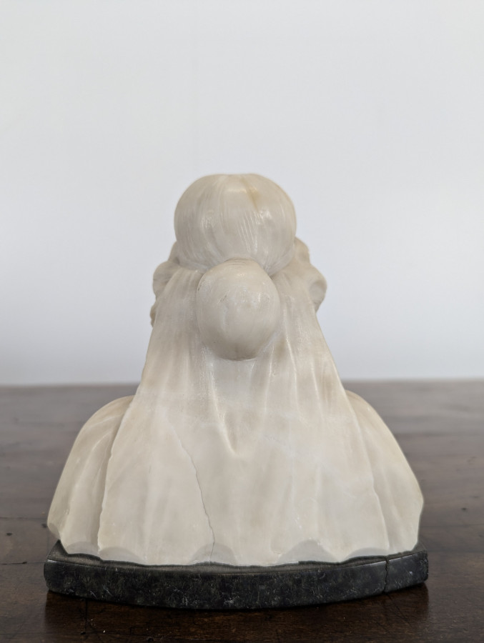 Petit Buste de jeune femme en albatre