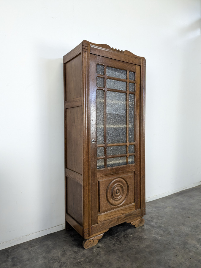 Vitrine brutaliste dans l'esprit de Dudouyt