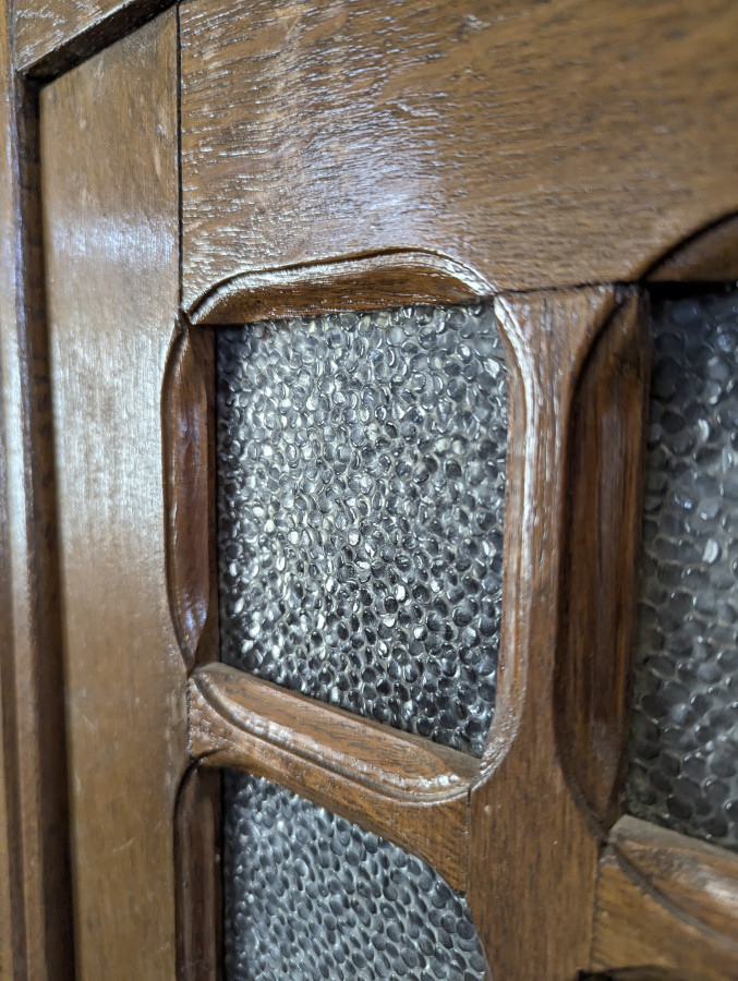 Vitrine brutaliste dans l'esprit de Dudouyt