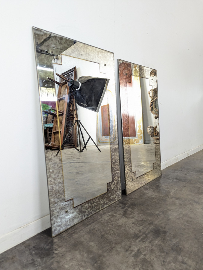 Fausse paire de miroirs églomisés de style néo classique