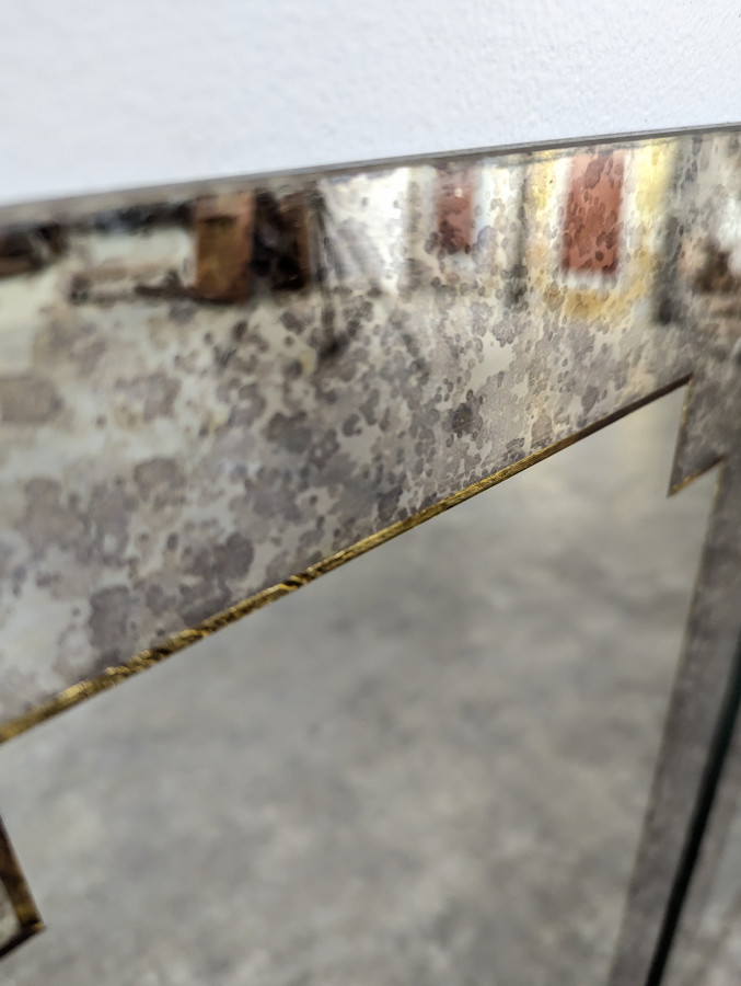 Fausse paire de miroirs églomisés de style néo classique