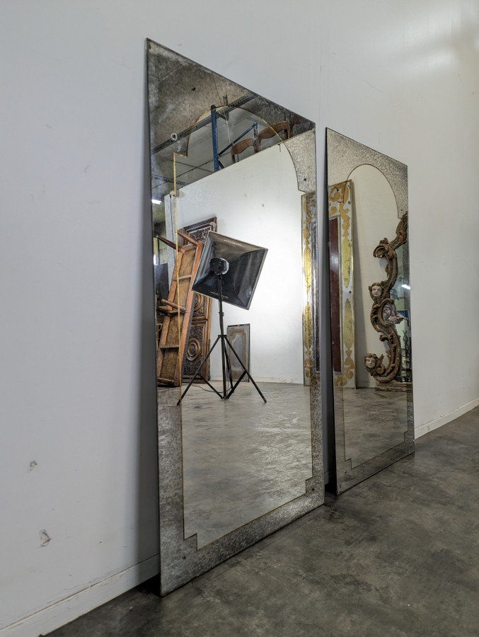 Fausse paire de miroirs églomisés de style néo classique