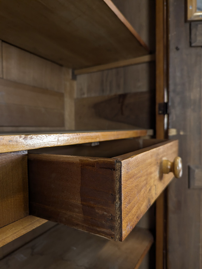 Armoire moderniste revisitée