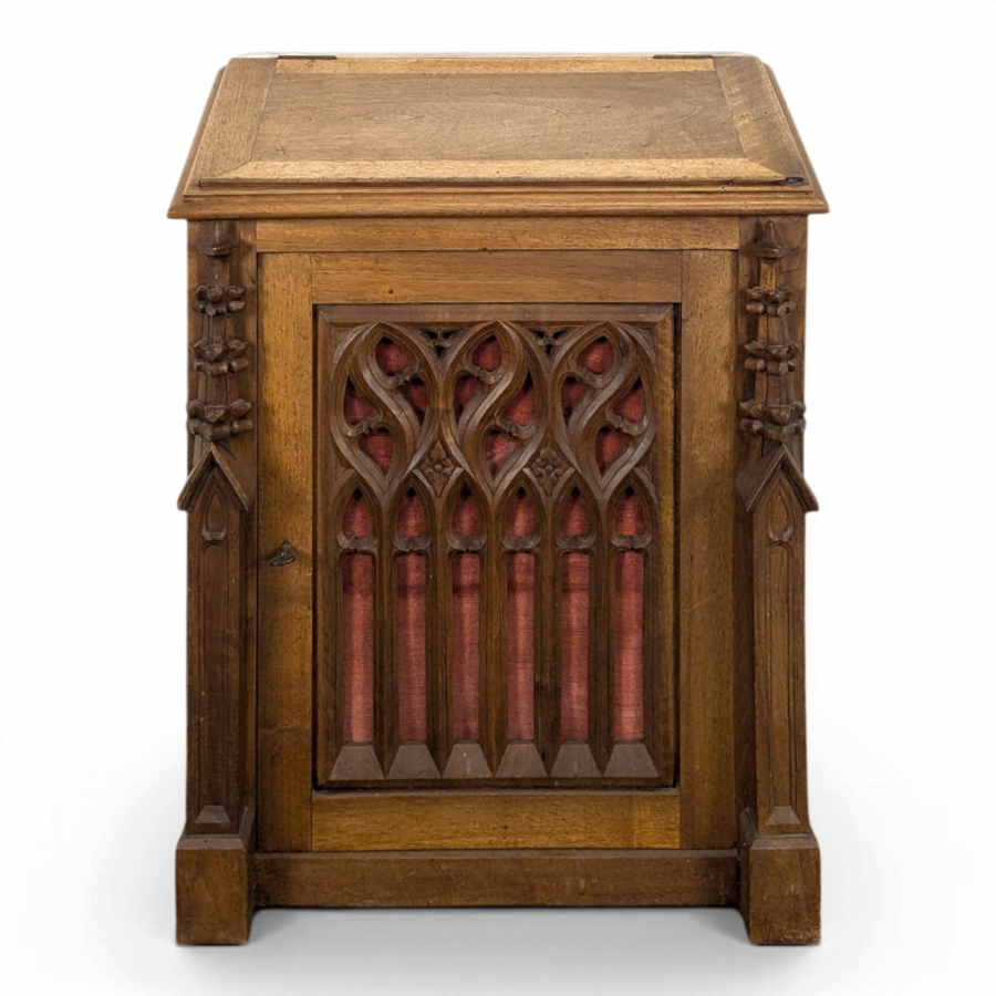 Prie-Dieu de style Gothique en Noyer sculpté