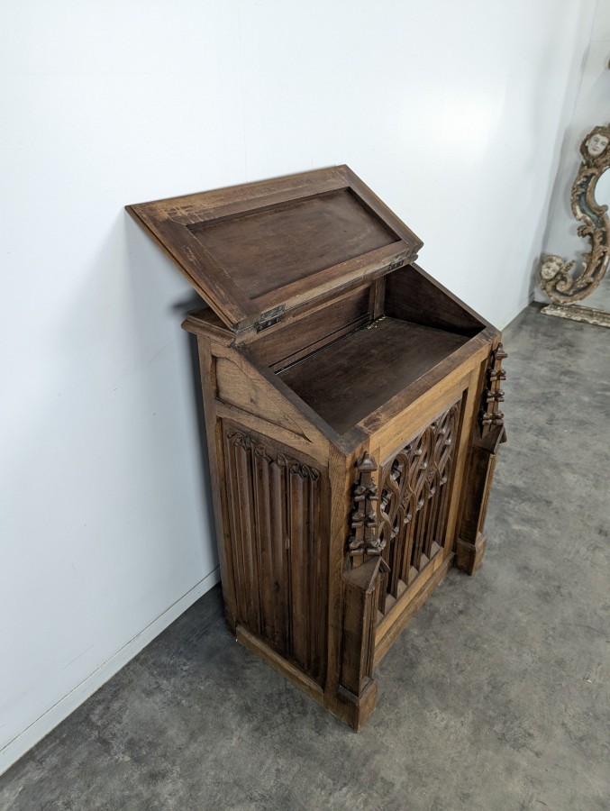 Prie-Dieu de style Gothique en Noyer sculpté