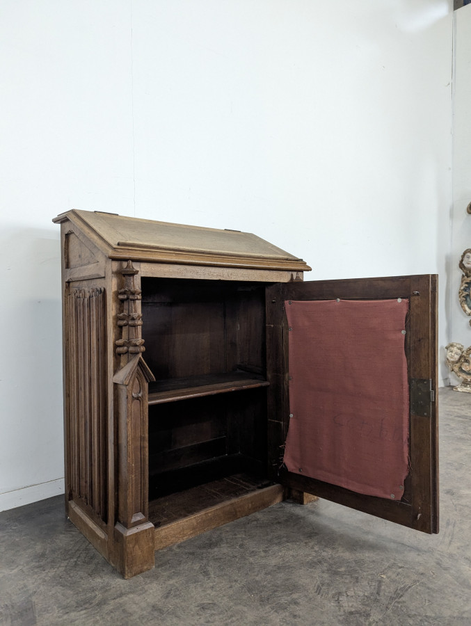 Prie-Dieu de style Gothique en Noyer sculpté