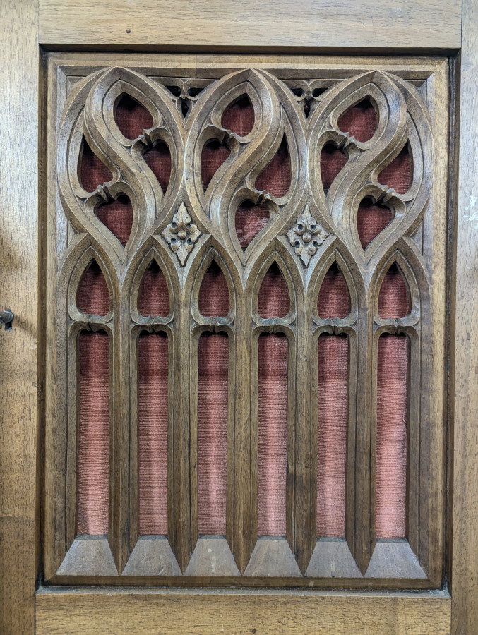 Prie-Dieu de style Gothique en Noyer sculpté