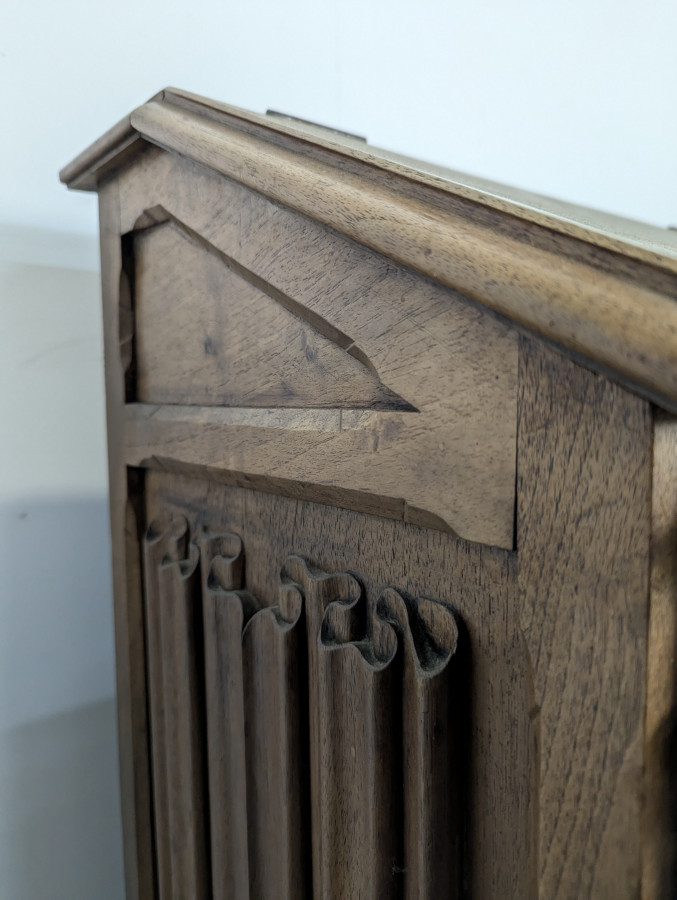 Prie-Dieu de style Gothique en Noyer sculpté