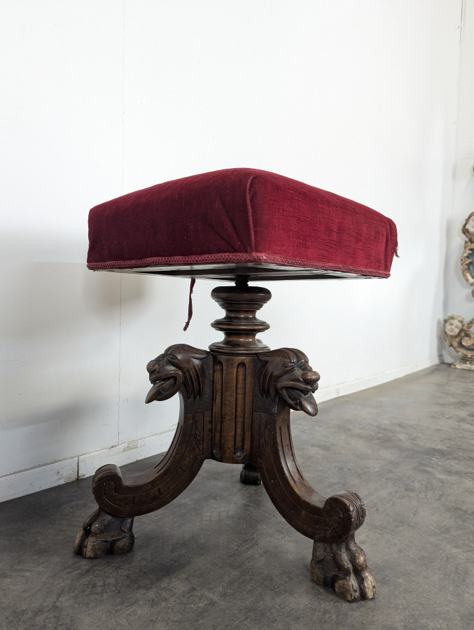 Tabouret de style Louis XIII à décor d'animaux