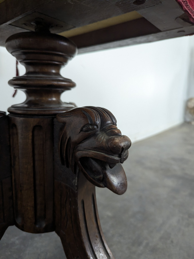 Tabouret de style Louis XIII à décor d'animaux
