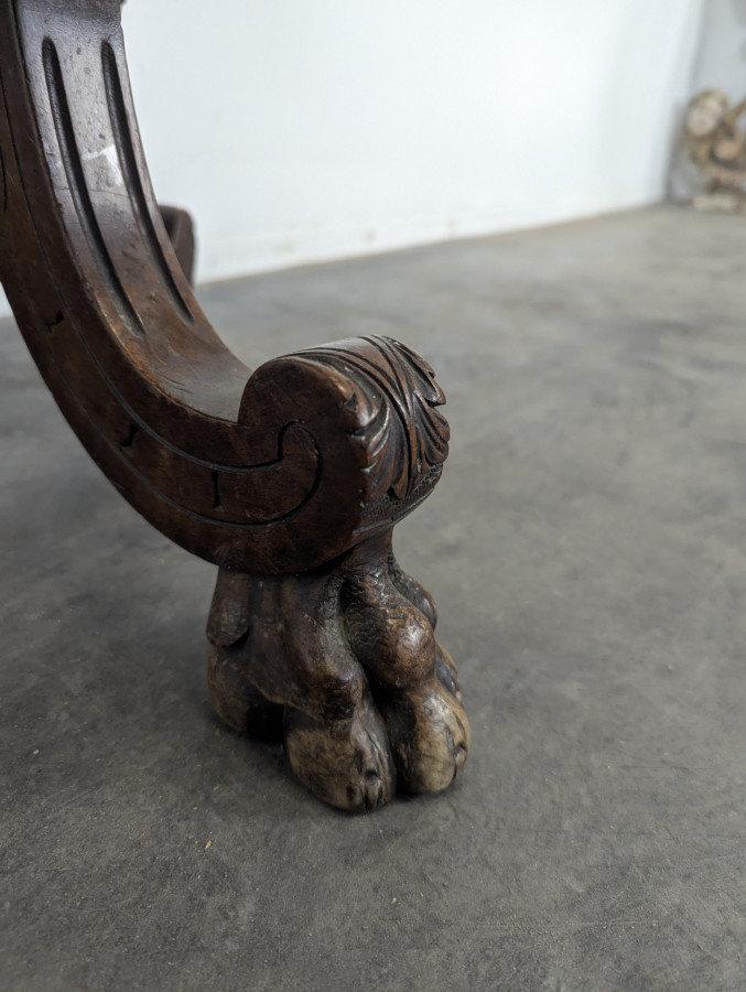 Tabouret de style Louis XIII à décor d'animaux
