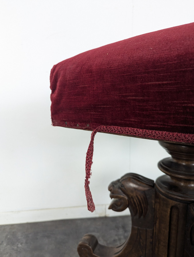 Tabouret de style Louis XIII à décor d'animaux