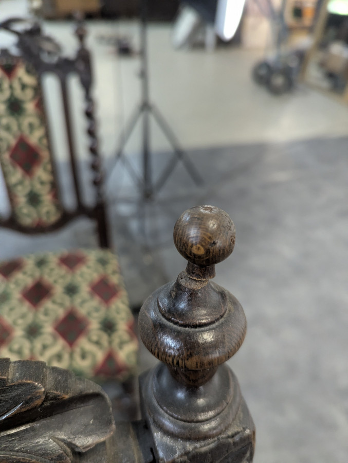 Série de 6 chaises de style Louis XIII en chêne