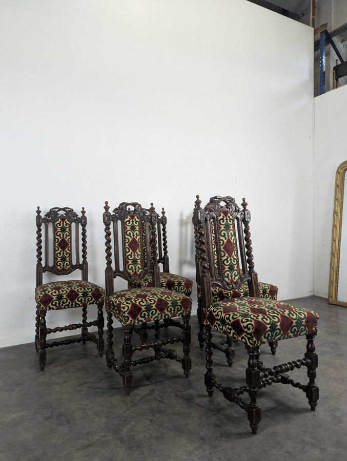 Série de 6 chaises de style Louis XIII en chêne