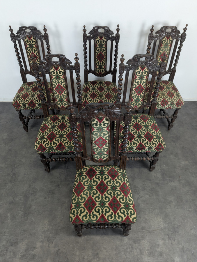 Série de 6 chaises de style Louis XIII en chêne