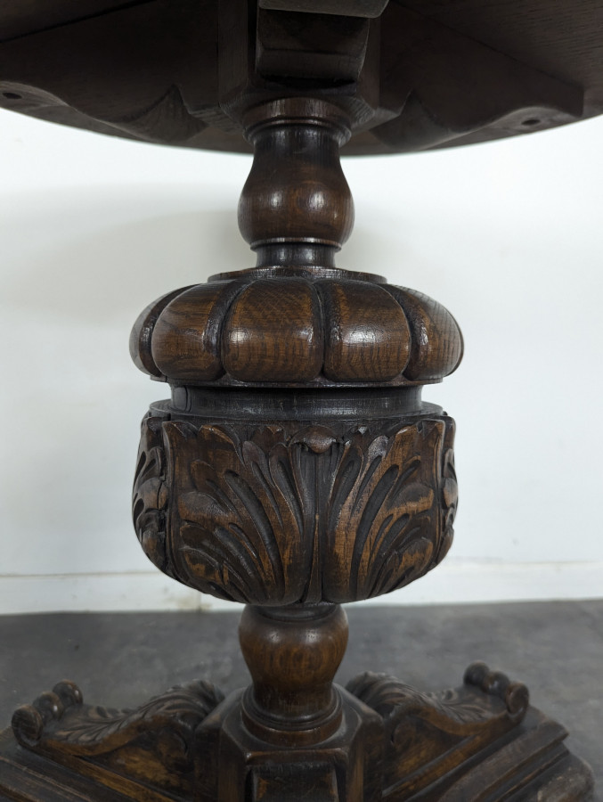 Guéridon néo gothique en chêne