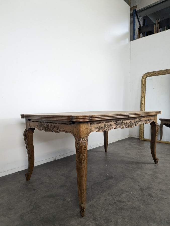 Table de style Louis XV en chêne à l'italienne