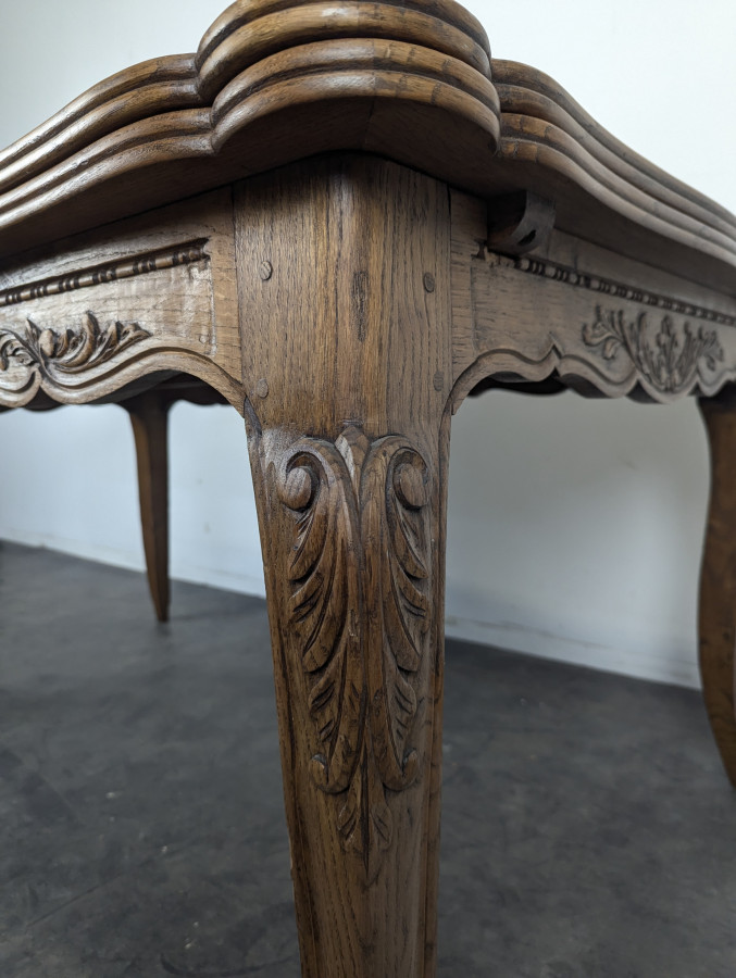 Table de style Louis XV en chêne à l'italienne