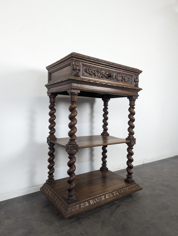 Table d'appoint de style Louis XIII en chêne