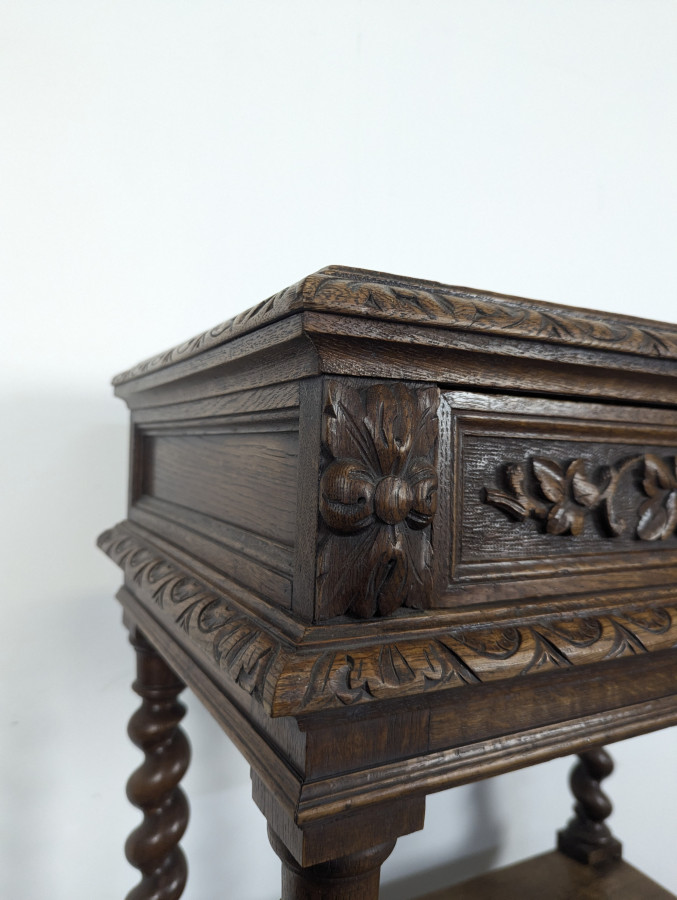 Table d'appoint de style Louis XIII en chêne