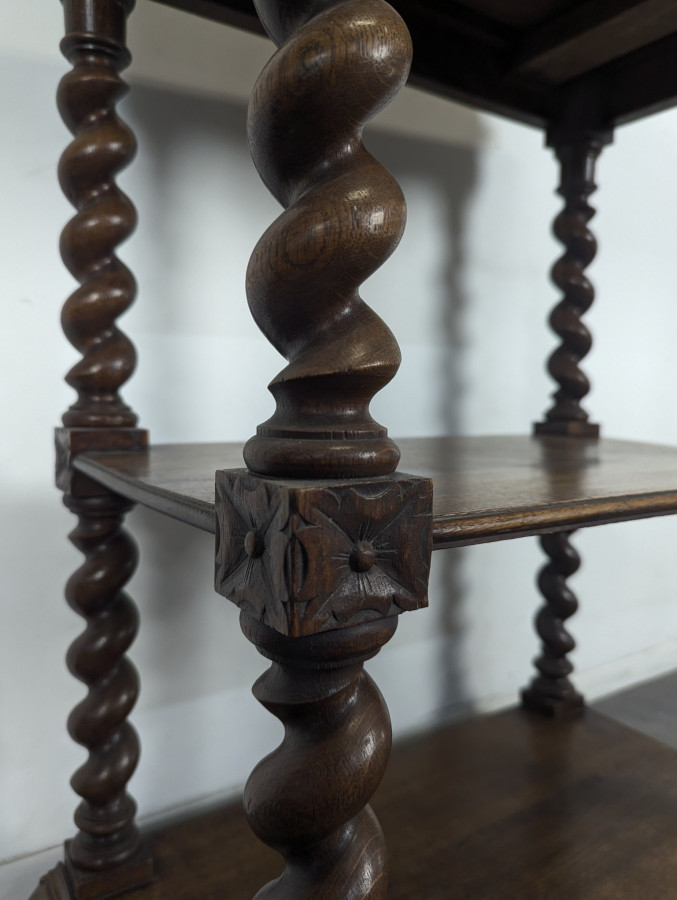 Table d'appoint de style Louis XIII en chêne